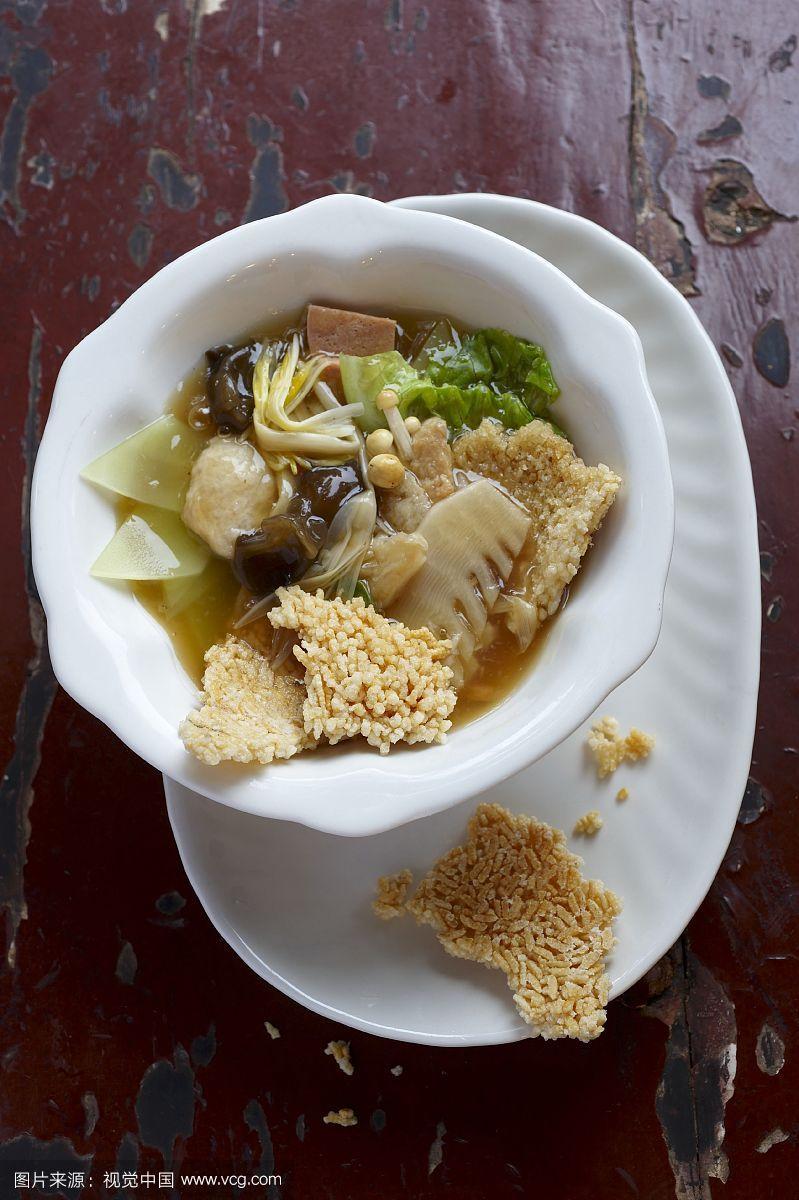 香脆饭配素食香肠,饺子,蘑菇,竹子和蔬菜